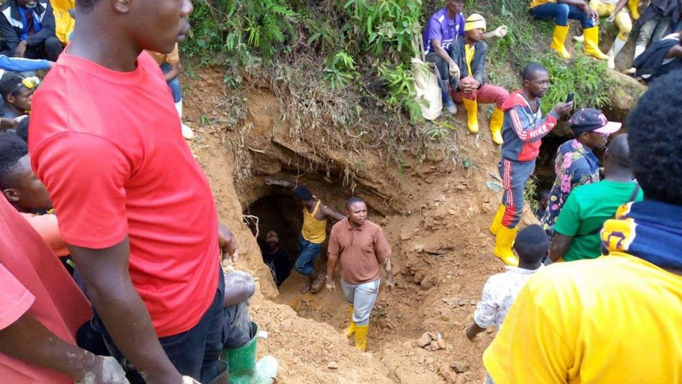 Extraen los primeros cuerpos tras el derrumbe de una mina en el Congo.