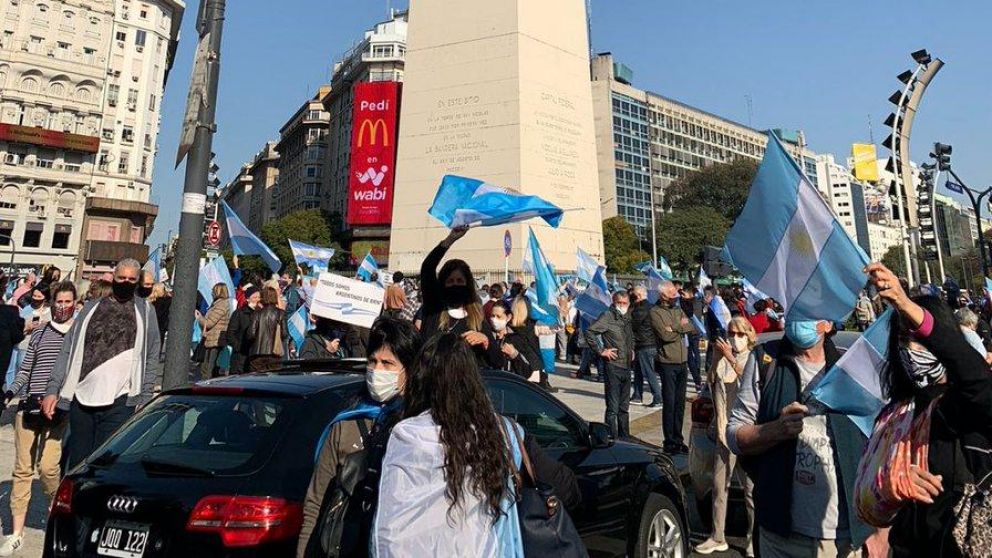 Cientas de personas se acercan al Obelisco para manifestarse contra el Gobierno.