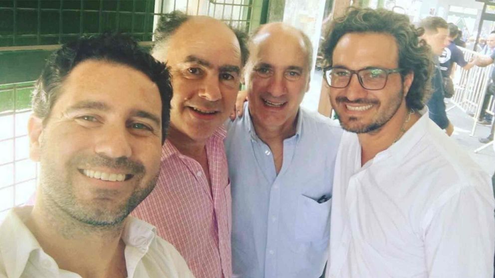 Mario Cafiero junto a su hermano y sus sobrinos, Santiago y Francisco. (Gentileza: @santiagoacafiero/Instagram).