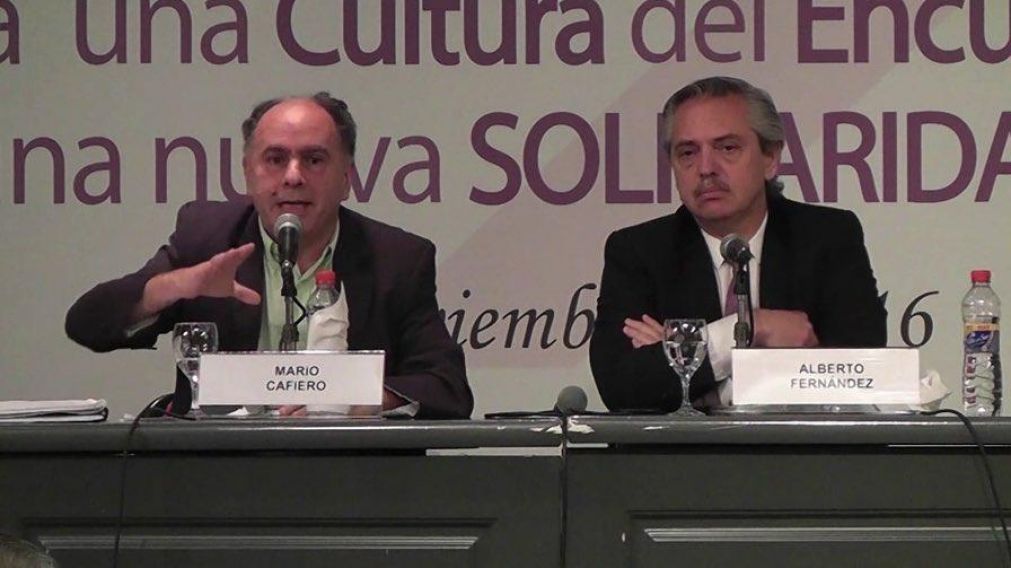 El presidente Alberto Fernández, junto a Mario Cafiero.