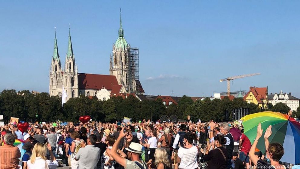 En varios puntos de Alemania, los manifestantes marcharon en contra de la cuarentena