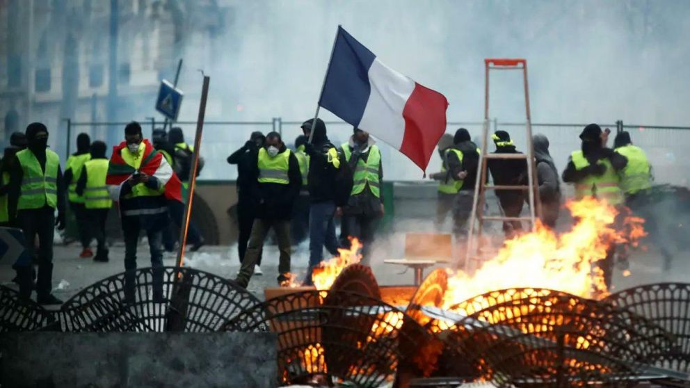 Tensión en París con los "chalecos amarillos" (Twitter).