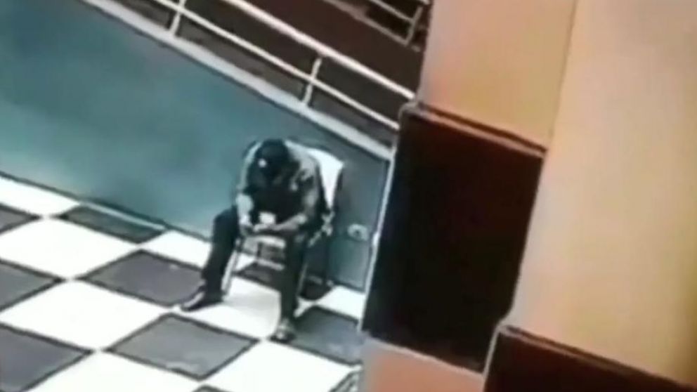 El momento paranormal qued� registrado en c�maras de seguridad (Captura de video).