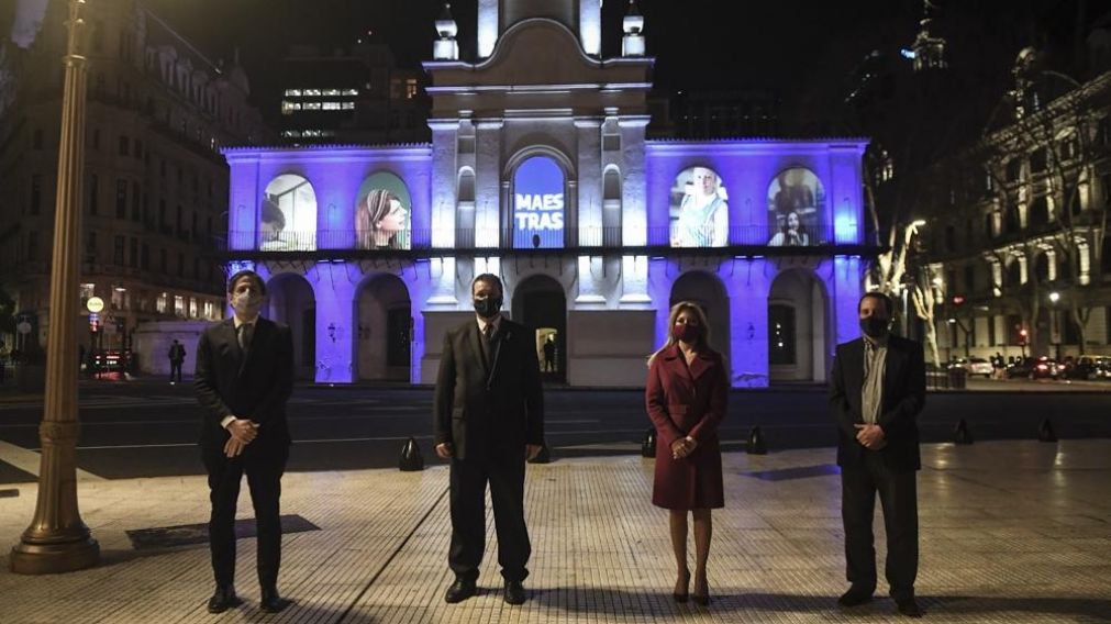 Los funcionarios dispuestos al pie del emblemático edificio.