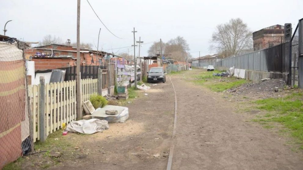 Los terrenos usurpados son una problemática para los trabajadores del tren (gentileza Quepasaweb).