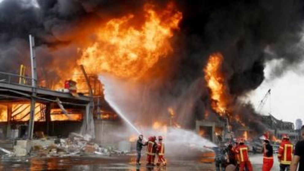 Impactantes incendio en el puerto de Beirut a un mes de letales explosiones. (Télam)