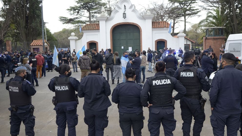 La marcha de polic�as a la quinta de Olivos quebr� el apoyo a los efectivos (Fernando P�rez Re/Cr�nica).