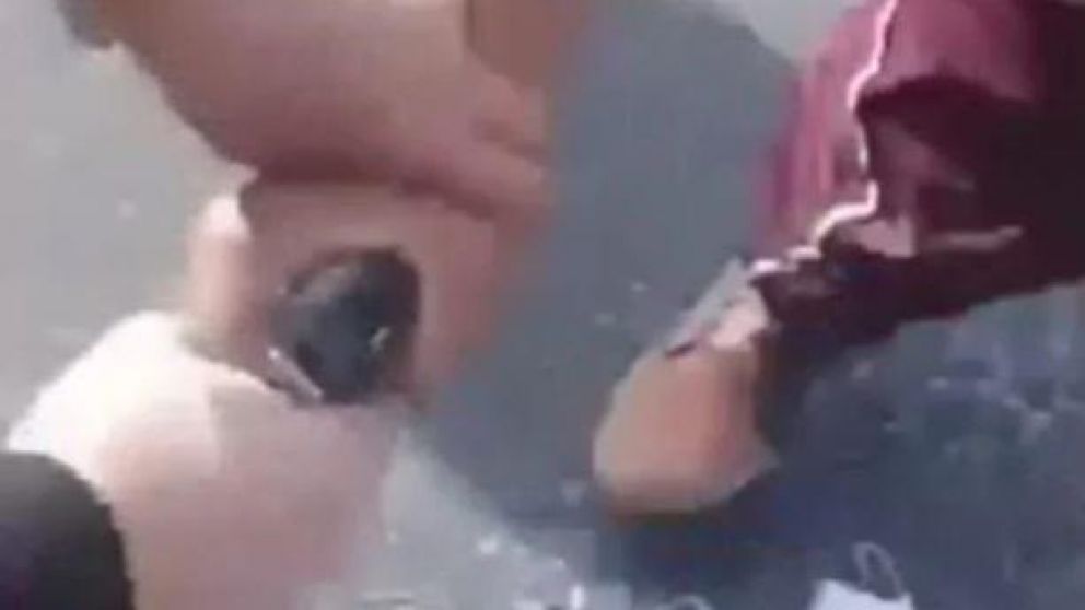 Feroz forcejeo entre el policía y el conductor (Captura de video).