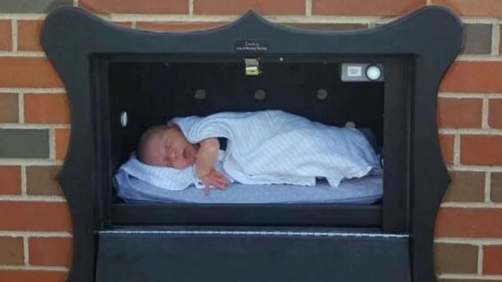 El primer "buzón para bebés" de Bélgica se instaló en Amberes hace 20 años.