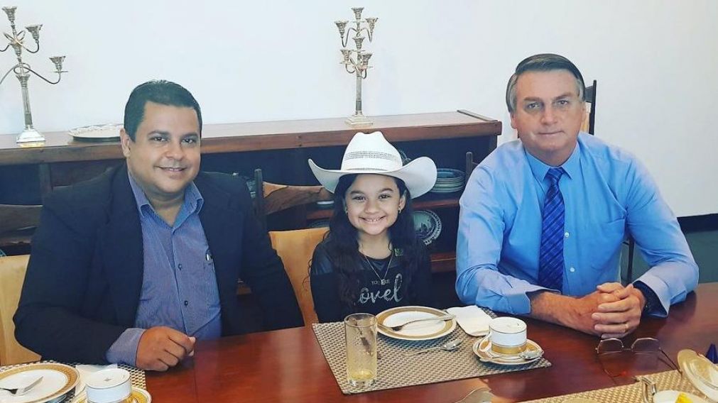 El presidente Jair Bolsonaro y la joven periodista Esther Castilho compartieron un momento y hasta dieron notas juntos.