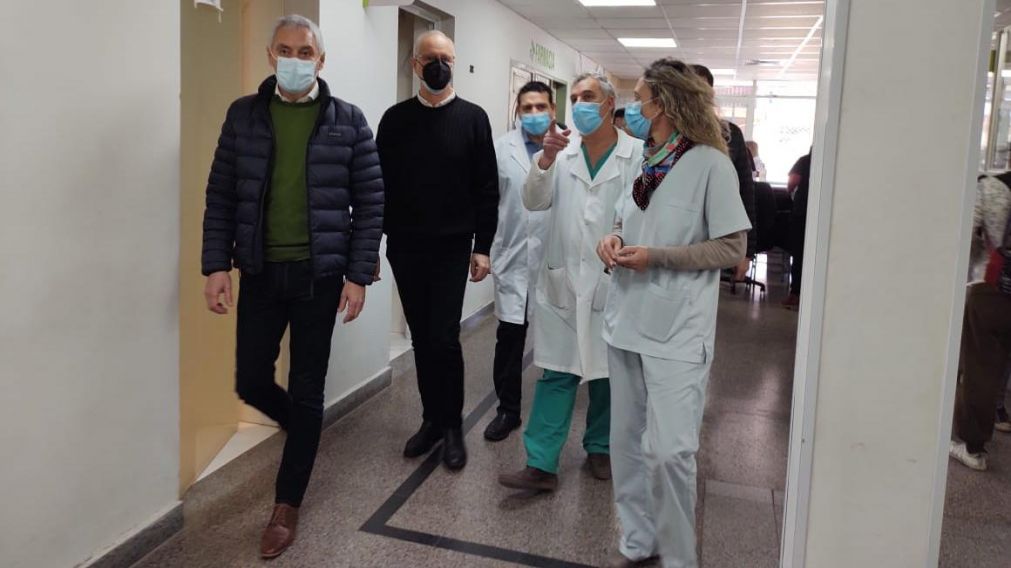 El ministro bonaerense, Daniel Gollán, recorrió los hospitales Cestino y Larrain, de las ciudades de Ensenada y Berisso.