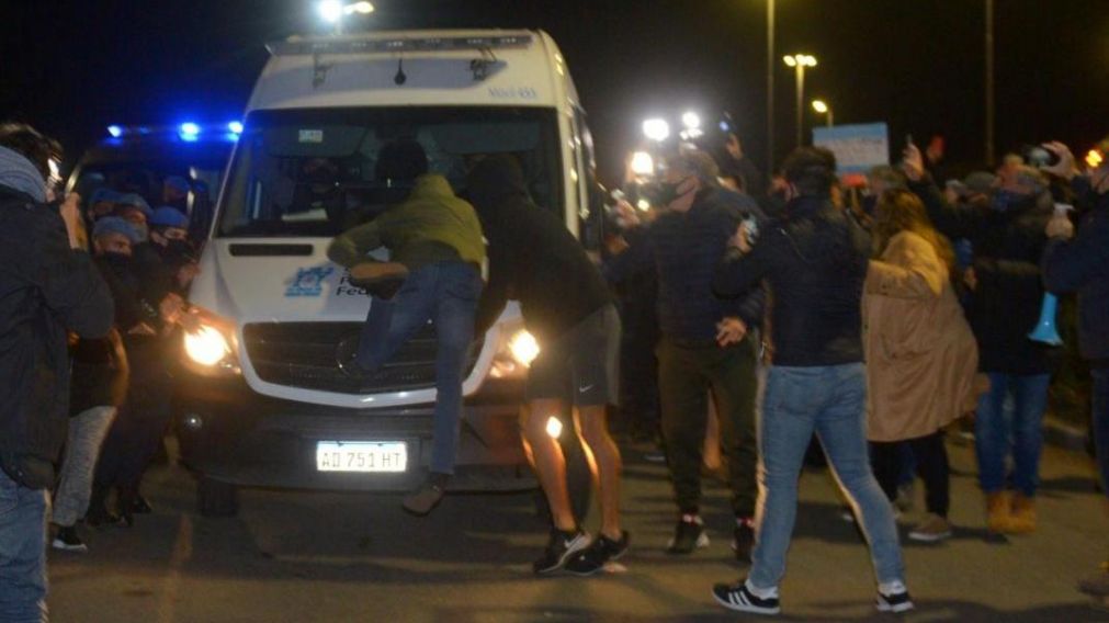 La gente agolpada en la entrada del barrio privado bloqueó tres intentos de ingreso del móvil del Servicio Penitenciario Federal.