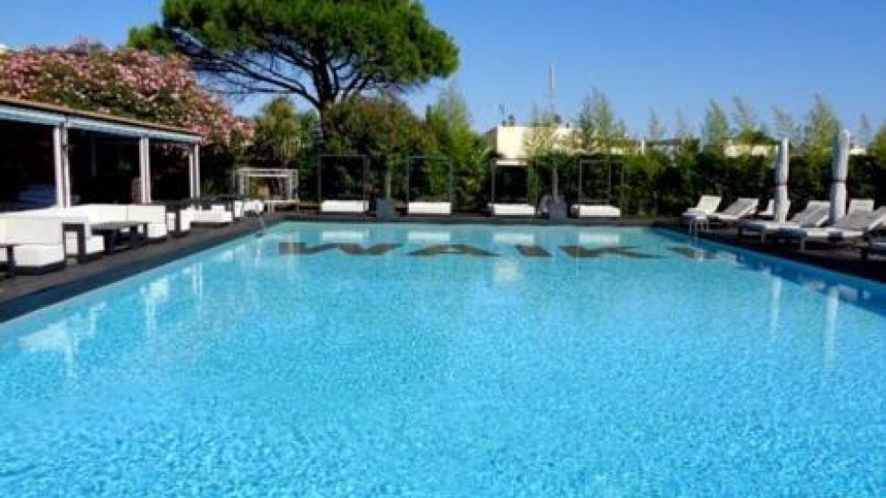 La fiesta nudista en un hotel en Francia generó más de 240 casos positivos de coronavirus.