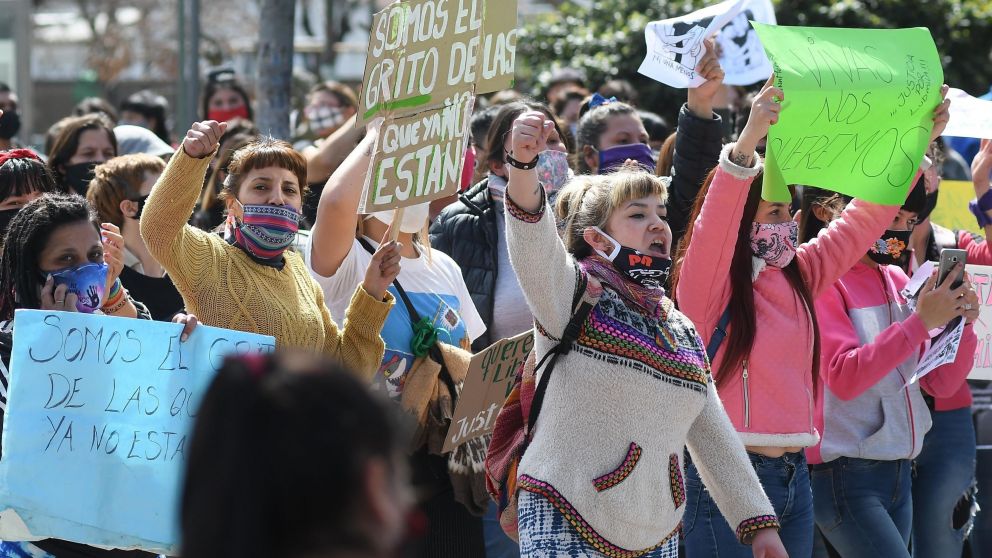 Los vecinos de Ludmila, exigiendo justicia por el crimen de la adolescente (Rubén Paredes-Crónica).