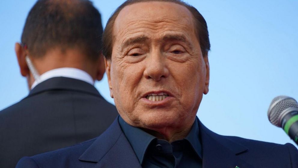 Berlusconi, está en estado "delicado" por su contagio de coronavirus.