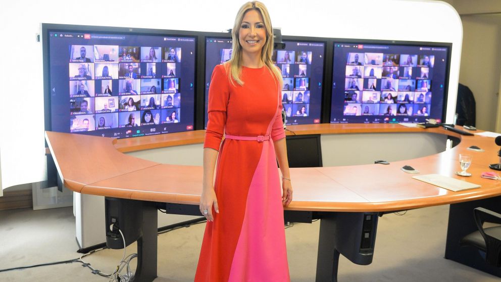 Fabiola Yañez, en reunión con la Fundación Banco Nación.