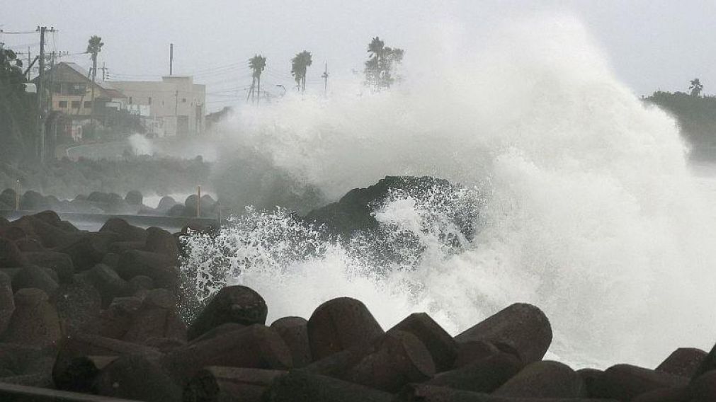 El tifón provocará vientos huracanados de 290 kilómetros por hora.