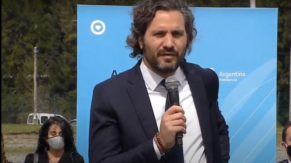 Santiago Cafiero hizo referencia al permiso que se le dio a bares para volver a usar las veredas en Capital (Télam).
