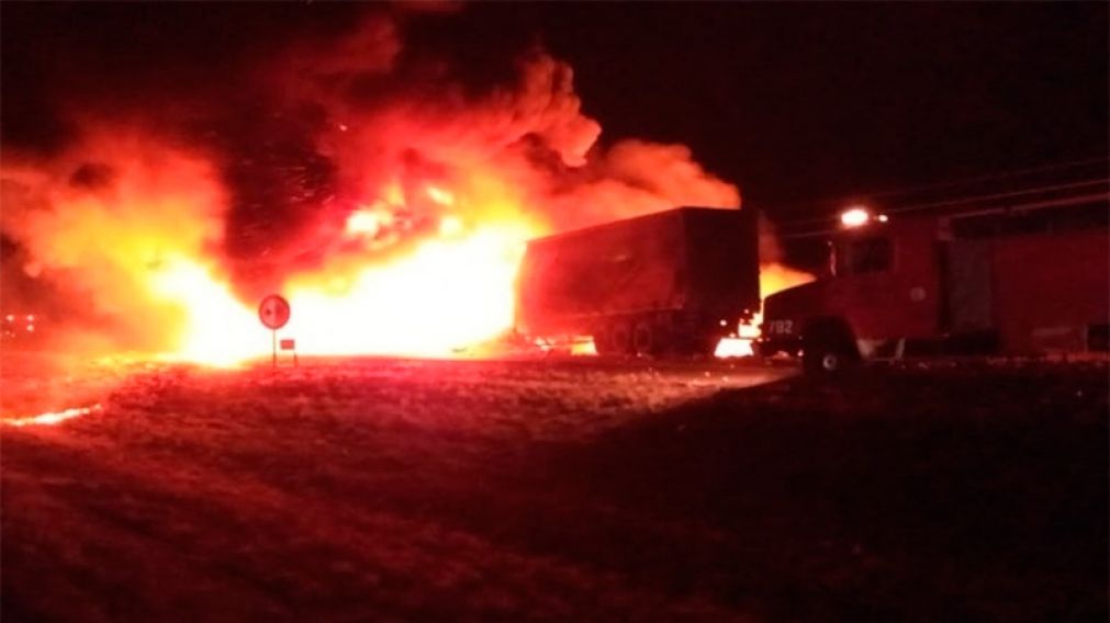 El camión que chocó a otro de atrás se prendió fuego y su conductor no pudo escapar (Gentileza El Once).