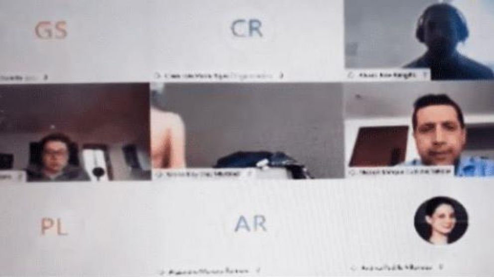 La funcionaria apareció desnuda en plena sesión virtual (captura video).