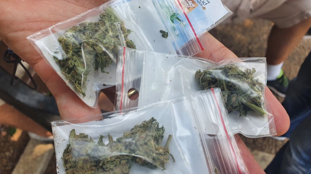 Bolsas de marihuana arrojadas desde un drone