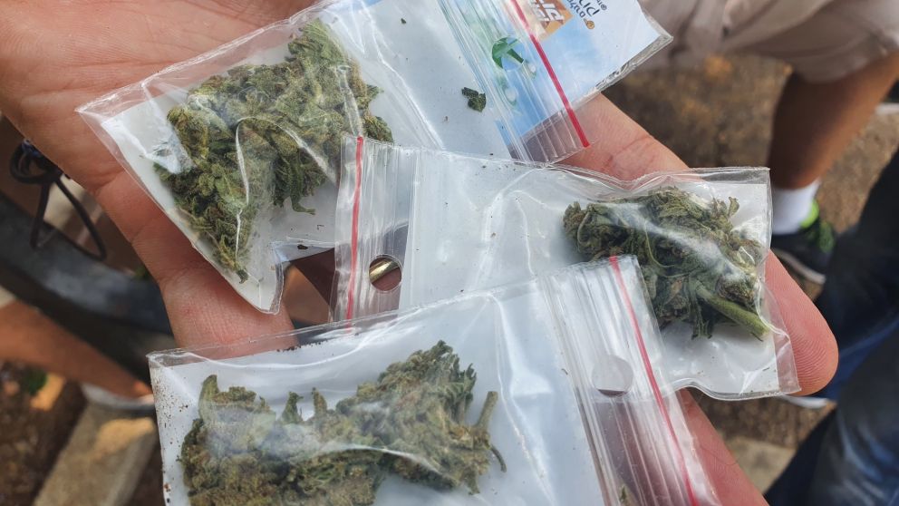 Bolsas de marihuana arrojadas desde un drone
