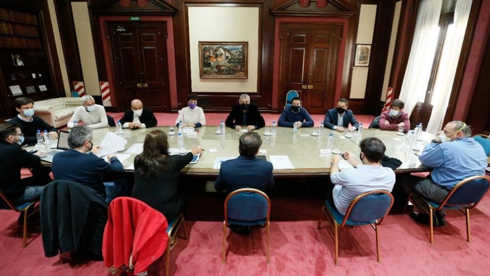 El gobernador bonaerense, Axel Kicillof, mantuvo una reunión con intendentes en cuyos distritos se registran tomas de tierras.