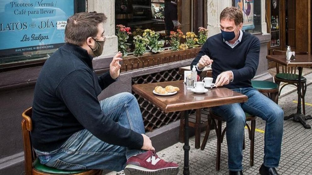 Diego Santilli, vicejefe de Gobierno porteño, hace unos días tomando un café en una vereda porteña (Gentileza @diegosantilli/Twitter).