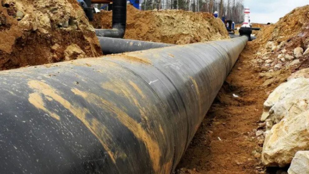 El petróleo robado lo refinaban en destilerías clandestinas.