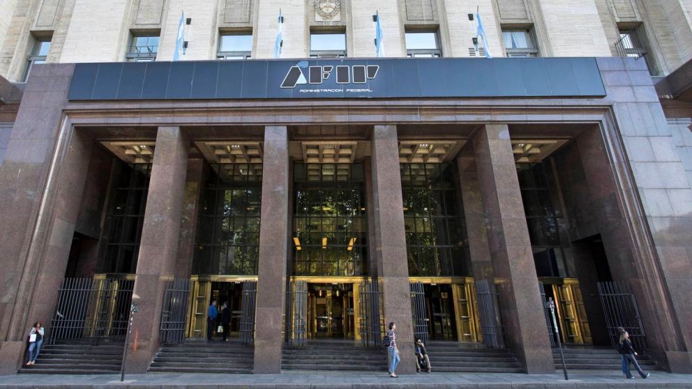 La recaudación de agosto subió 33,5% impulsada por Ganancias y Bienes Personales.