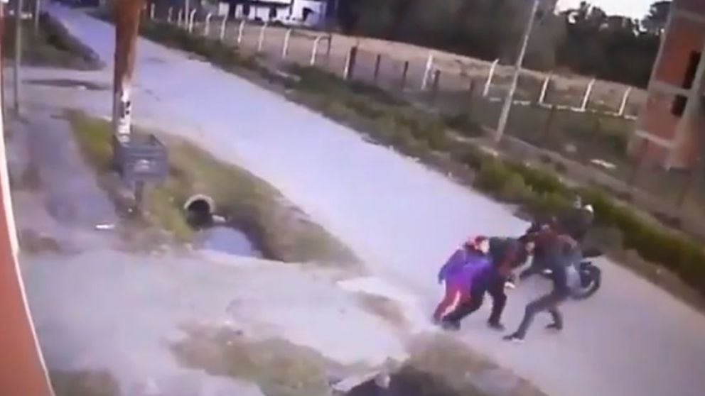 Las cámaras de seguridad captaron el violento robo en La Plata (Captura de Pantalla).