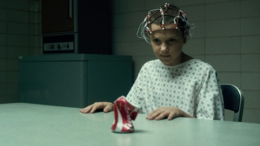 Una joven es sometida a un estudio para detectar si posee actitudes para generar "Poltergeist".