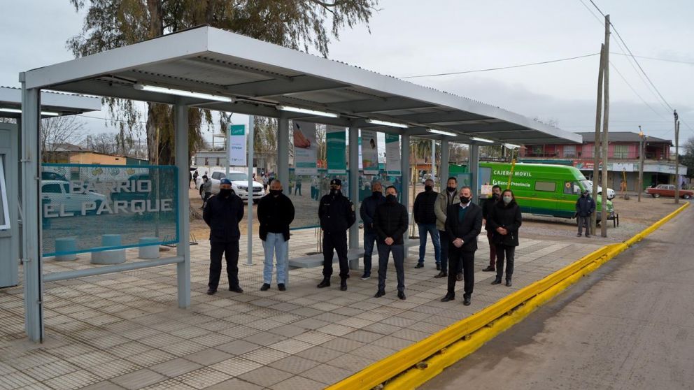 Florencio Varela: Andrés Watson inauguró un Punto Seguro y verificó el funcionamiento del cajero automático móvil en Ingeniero Allan.