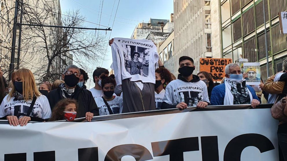 Dos nuevos agentes detenidos por el crimen de Valentín Blas Correa, mientras su familia sigue pidiendo justicia.