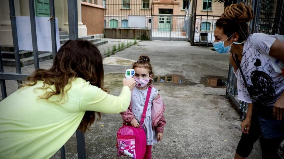 Les toman la fiebre a los estudiantes antes de entrar a las instituciones.