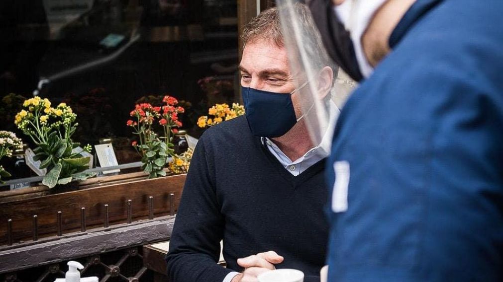Diego Santilli subió una serie de fotos en un café porteño luego de la habilitación del consumo al aire libre (Gentileza @diegosantilli/Twitter).