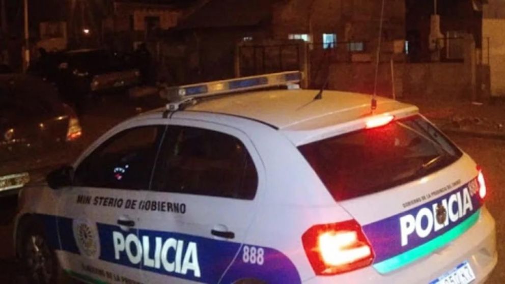 Reducen de dos balazos y detienen a un cabo de la policía que intentó abusar de una compañera.