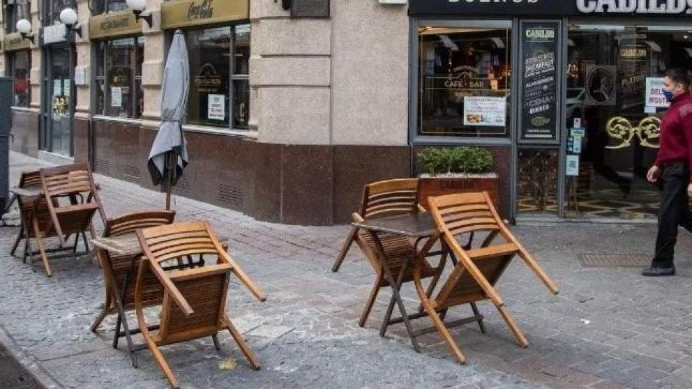 Cada mesa deber� tener un radio propio libre de 1,7 metro cuadrado respecto de otras.