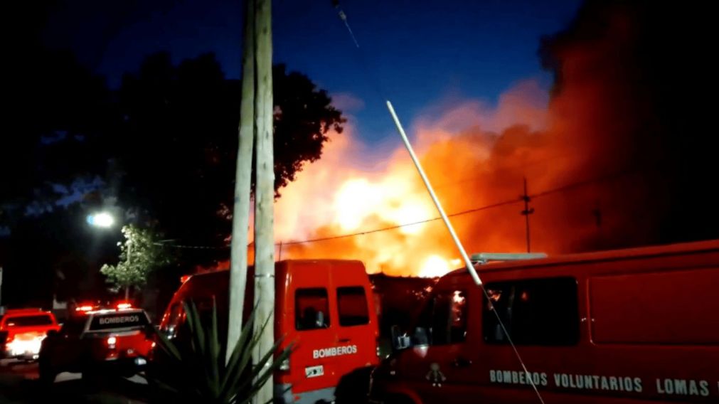 Voraz incendio consumió por completo una fábrica de plásticos de Lomas de Zamora.
