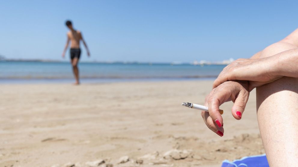 Mar del Plata sancionará a quienes fumen en la playa: ¿De cuánto será la multa?