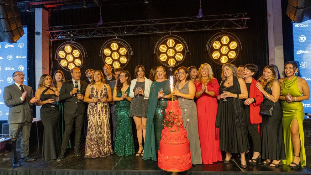 Brindis y “feliz cumpleaños” para celebrar los 60 años de Canal 10 Mar del Plata. María Eugenia Perales, directora de RRII y Gestión Ejecutiva; Natalia Olmos, directora de Medios de Grupo Crónica (Foto Franco Ventimiglia @quehacescheproducciones; Maximili