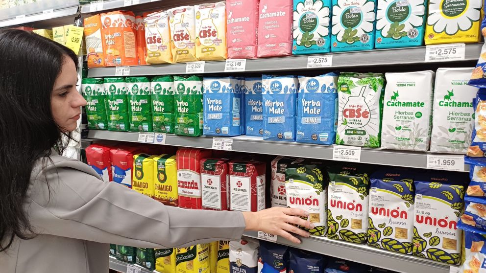 El paquete de medio kilo de yerba cuesta entre $1.500 y $2.500 en la actualidad (Hernán Nersesian/Crónica).