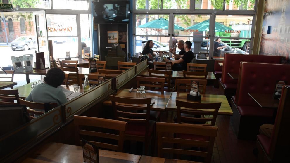 Restaurantes y bares porteños, con muchas mesas vacías (Ruben Paredes/Crónica).