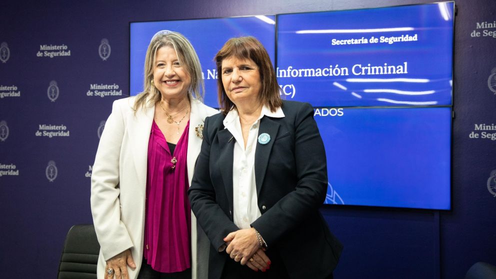 Alejandra Monteoliva junto a Patricia Bullrich, de quien será sucesora.