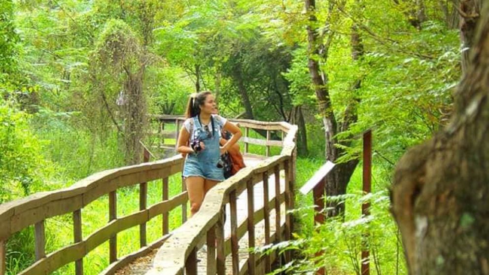 Un paisaje donde la naturaleza abraza al río y crea un ambiente perfecto para relajarse y conectar con lo esencial.