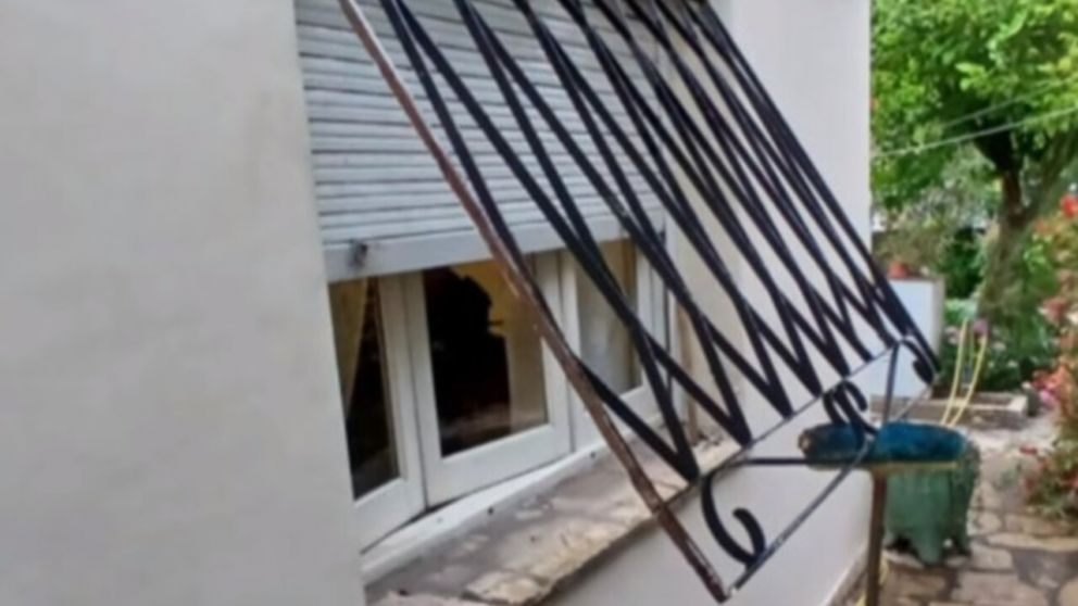 Los delincuentes violentaron la reja de la ventana para entrar (X).