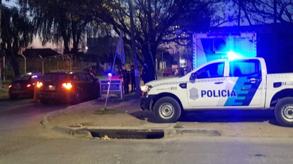 Los investigadores policiales tratan de averiguar el paradero de los agresores.