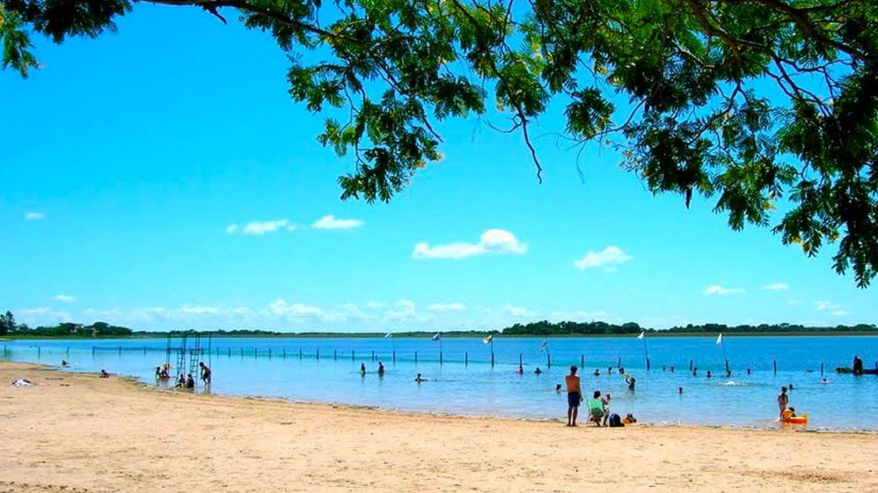 Aguas tranquilas y arena clara en uno de los rincones más buscados para descansar en Corrientes.