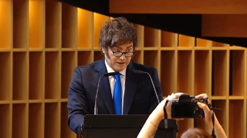 Javier Milei brinda un discurso desde Corporación América.