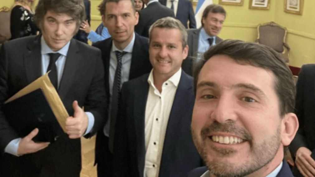 Javier Milei y los diputados "radicales con peluca" que se convirtieron a La Libertad Avanza.